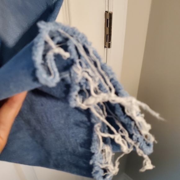 AVEC Les Filles Distressed and Raw Hem Straight Leg Cropped Jeans - Picture 3 of 10